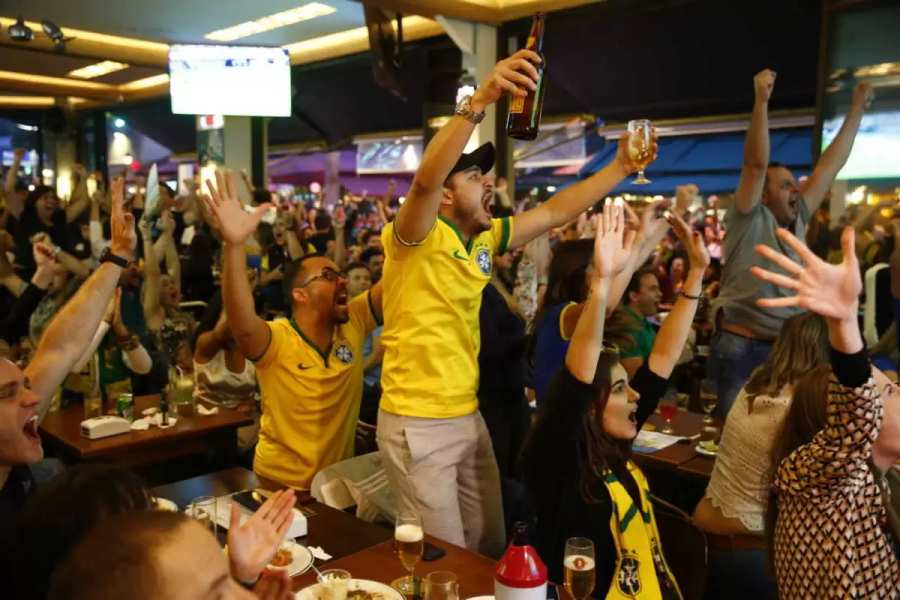 Durante a Copa do Mundo, bares e distribuidoras que trabalham com delivery podem faturar até 30% a mais nos dias de jogo